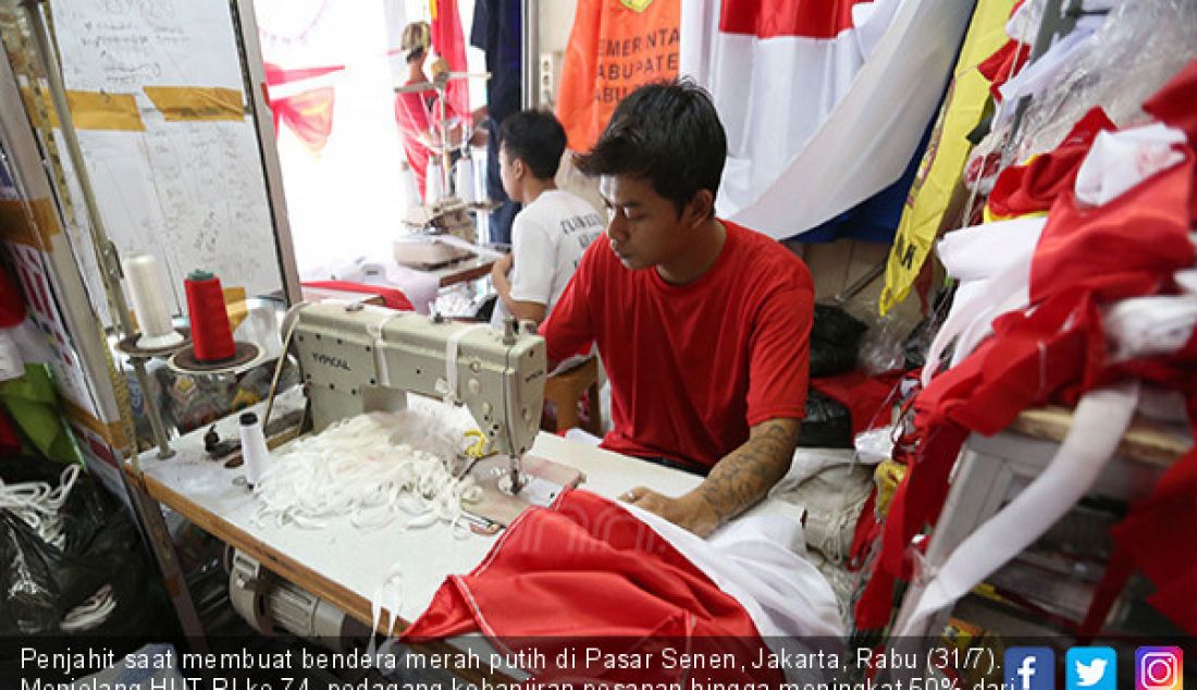 Penjahit saat membuat bendera merah putih di Pasar Senen, Jakarta, Rabu (31/7). Menjelang HUT RI ke 74, pedagang kebanjiran pesanan hingga meningkat 50% dari biasanya. - JPNN.com