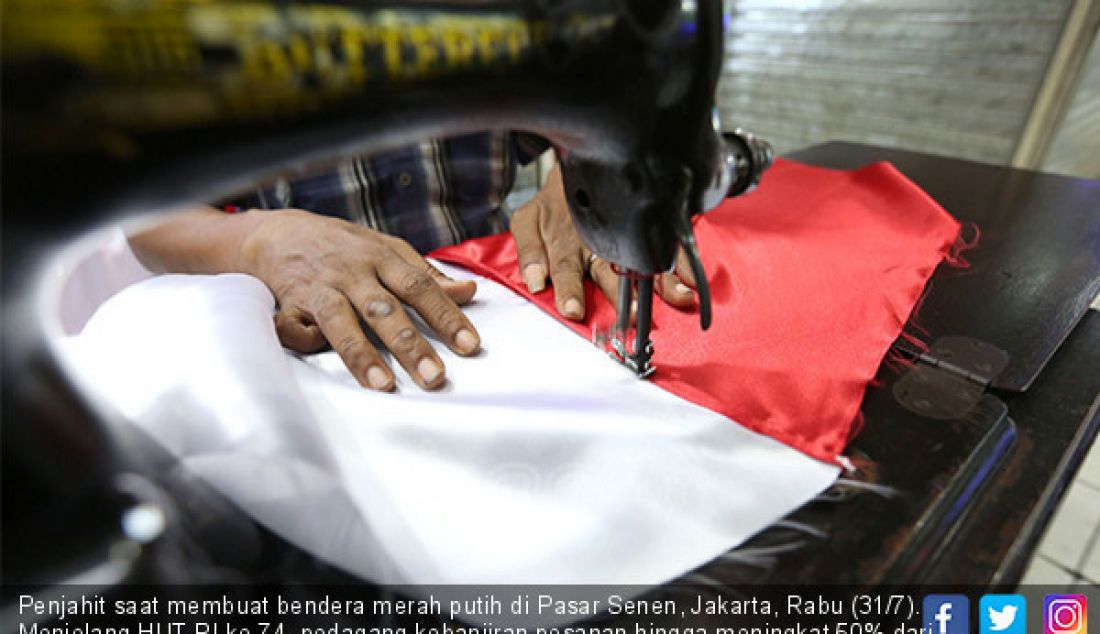 Penjahit saat membuat bendera merah putih di Pasar Senen, Jakarta, Rabu (31/7). Menjelang HUT RI ke 74, pedagang kebanjiran pesanan hingga meningkat 50% dari biasanya. - JPNN.com