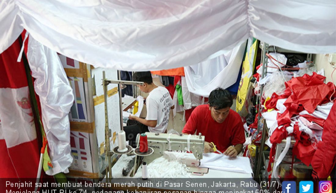 Penjahit saat membuat bendera merah putih di Pasar Senen, Jakarta, Rabu (31/7). Menjelang HUT RI ke 74, pedagang kebanjiran pesanan hingga meningkat 50% dari biasanya. - JPNN.com