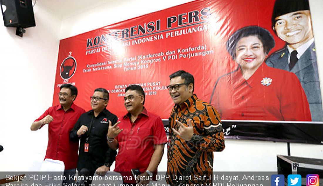 Sekjen PDIP Hasto Kristiyanto bersama Ketua DPP Djarot Saiful Hidayat, Andreas Pareira dan Eriko Sotarduga saat jumpa pers Menuju Kongres V PDI Perjuangan, Jakarta, Kamis (1/8). - JPNN.com