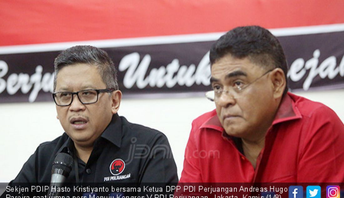 Sekjen PDIP Hasto Kristiyanto bersama Ketua DPP PDI Perjuangan Andreas Hugo Pareira saat jumpa pers Menuju Kongres V PDI Perjuangan, Jakarta, Kamis (1/8). - JPNN.com