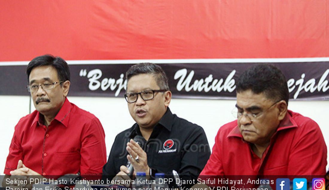 Sekjen PDIP Hasto Kristiyanto bersama Ketua DPP Djarot Saiful Hidayat, Andreas Pareira dan Eriko Sotarduga saat jumpa pers Menuju Kongres V PDI Perjuangan, Jakarta, Kamis (1/8). - JPNN.com