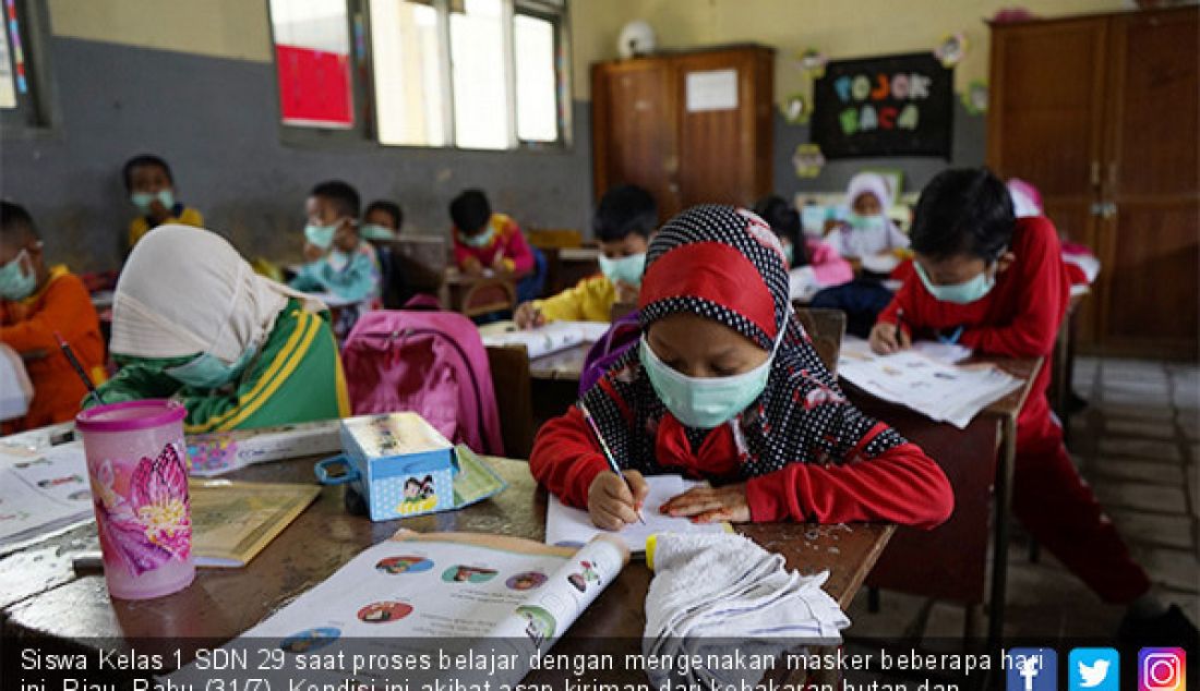 Siswa Kelas 1 SDN 29 saat proses belajar dengan mengenakan masker beberapa hari ini, Riau, Rabu (31/7). Kondisi ini akibat asap kiriman dari kebakaran hutan dan lahan (Karhutla) yang membuat kualitas udara di Pekanbaru memburuk. - JPNN.com