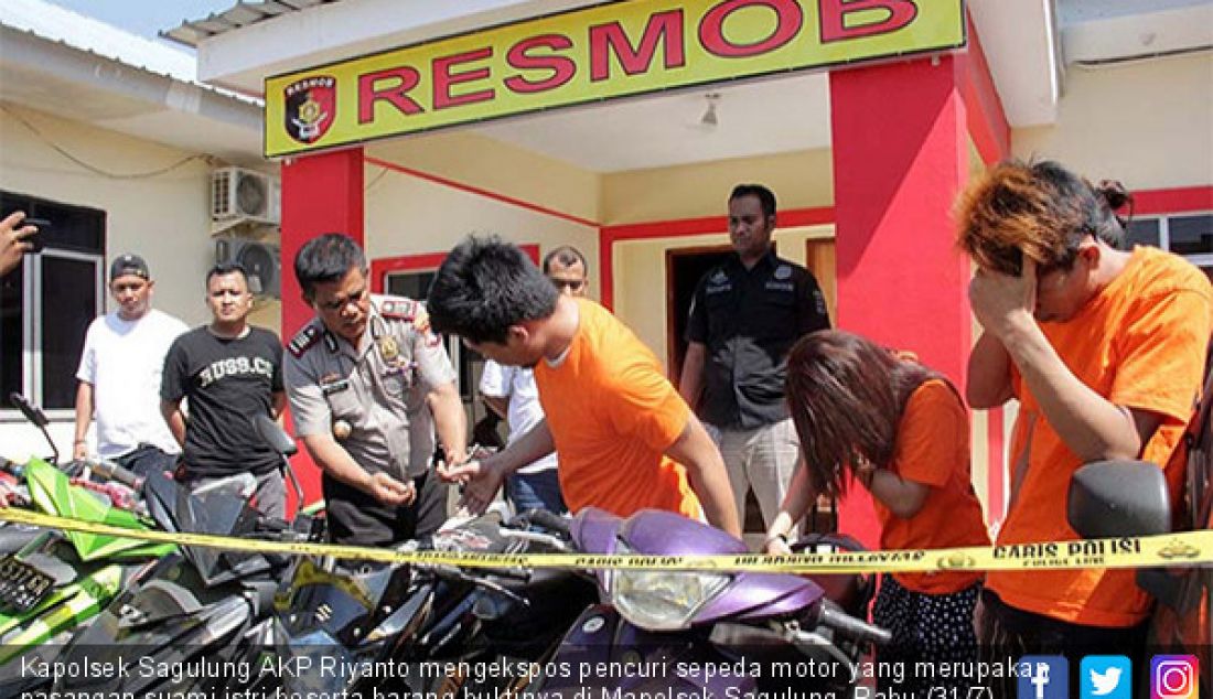 Kapolsek Sagulung AKP Riyanto mengekspos pencuri sepeda motor yang merupakan pasangan suami istri beserta barang buktinya di Mapolsek Sagulung, Rabu (31/7). - JPNN.com