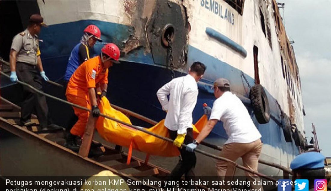 Petugas mengevakuasi korban KMP Sembilang yang terbakar saat sedang dalam proses perbaikan (docking) di area galangan kapal milik PT Karimun Marine Shipyard (KMS), Karimun, Rabu (31/7). - JPNN.com