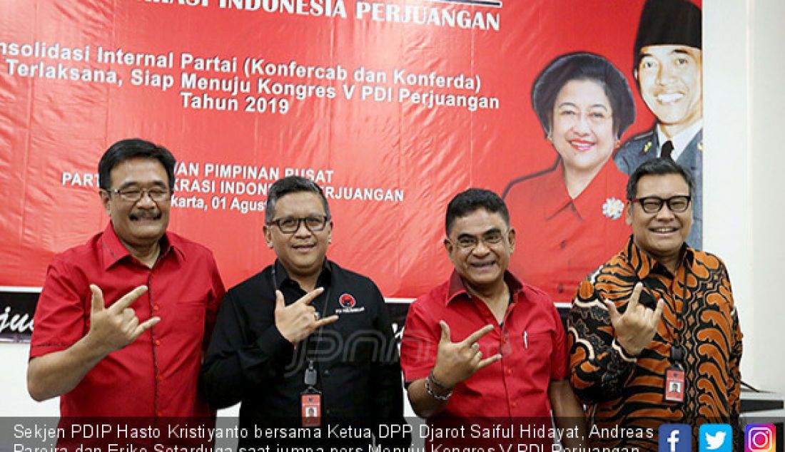 Sekjen PDIP Hasto Kristiyanto bersama Ketua DPP Djarot Saiful Hidayat, Andreas Pareira dan Eriko Sotarduga saat jumpa pers Menuju Kongres V PDI Perjuangan, Jakarta, Kamis (1/8). - JPNN.com