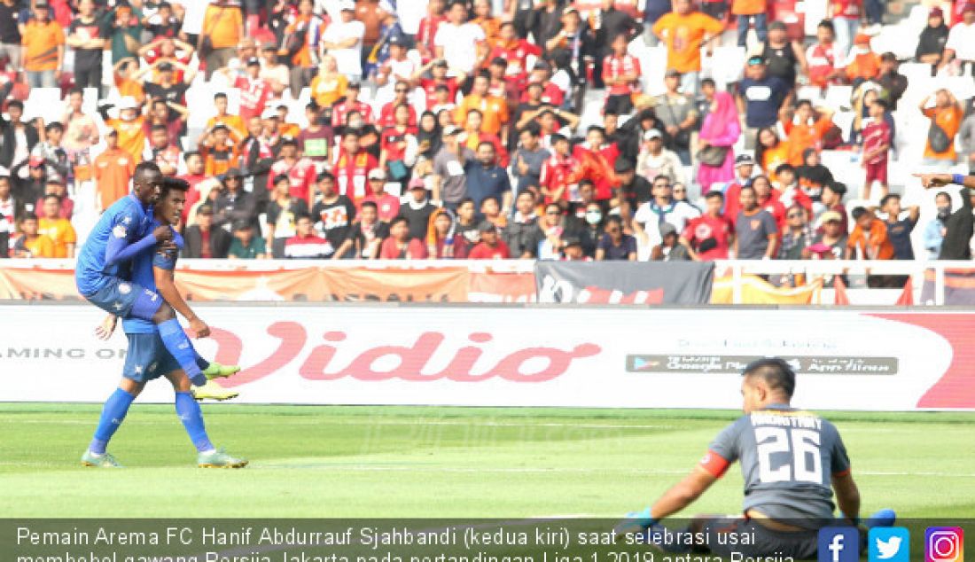 Pemain Arema FC Hanif Abdurrauf Sjahbandi (kedua kiri) saat selebrasi usai membobol gawang Persija Jakarta pada pertandingan Liga 1 2019 antara Persija Jakarta melawan Arema FC di Stadion Utama Gelora Bung Karno, Jakarta, Sabtu (3/1). Persija Jakarta bermain imbang melawan Arema FC dengan skor 2-2. - JPNN.com