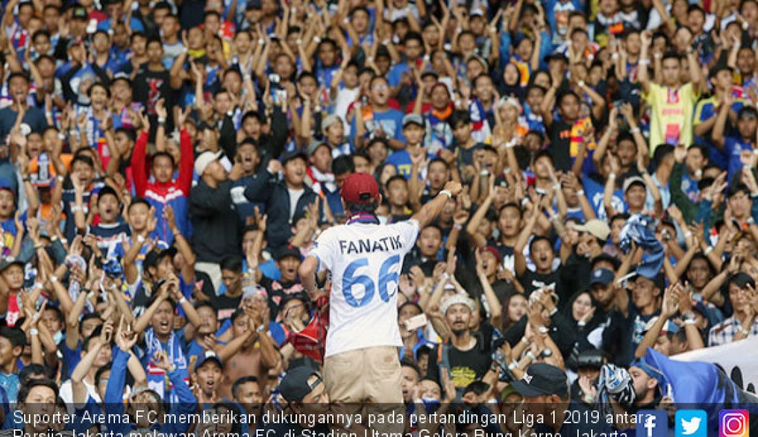 Suporter Arema FC memberikan dukungannya pada pertandingan Liga 1 2019 antara Persija Jakarta melawan Arema FC di Stadion Utama Gelora Bung Karno, Jakarta, Sabtu (3/1). Persija Jakarta bermain imbang melawan Arema FC dengan skor 2-2. - JPNN.com