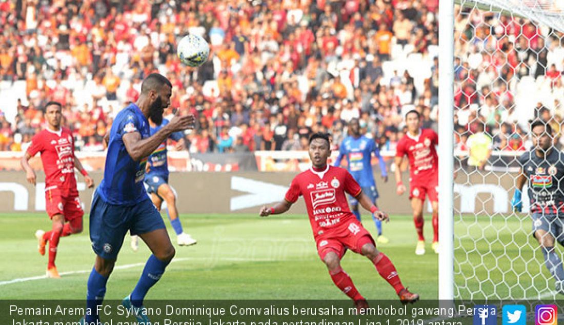 Pemain Arema FC Sylvano Dominique Comvalius berusaha membobol gawang Persija Jakarta membobol gawang Persija Jakarta pada pertandingan Liga 1 2019 antara Persija Jakarta melawan Arema FC di Stadion Utama Gelora Bung Karno, Jakarta, Sabtu (3/1). Persija Jakarta bermain imbang melawan Arema FC dengan skor 2-2. - JPNN.com