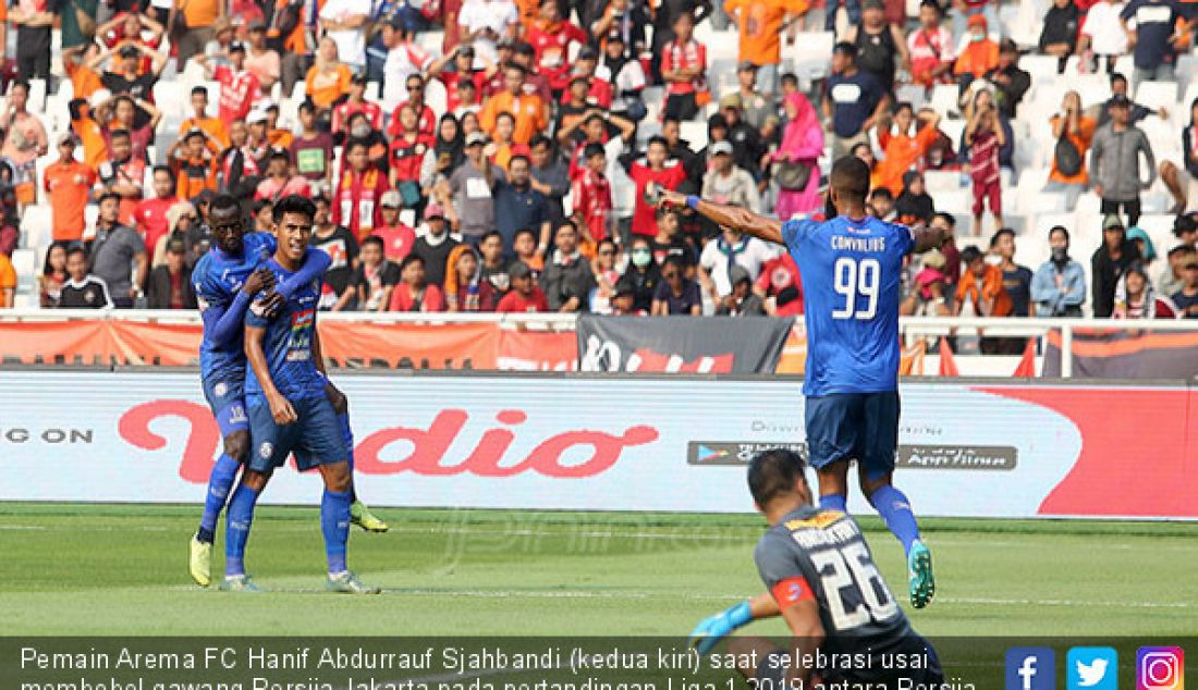 Pemain Arema FC Hanif Abdurrauf Sjahbandi (kedua kiri) saat selebrasi usai membobol gawang Persija Jakarta pada pertandingan Liga 1 2019 antara Persija Jakarta melawan Arema FC di Stadion Utama Gelora Bung Karno, Jakarta, Sabtu (3/1). Persija Jakarta bermain imbang melawan Arema FC dengan skor 2-2. - JPNN.com