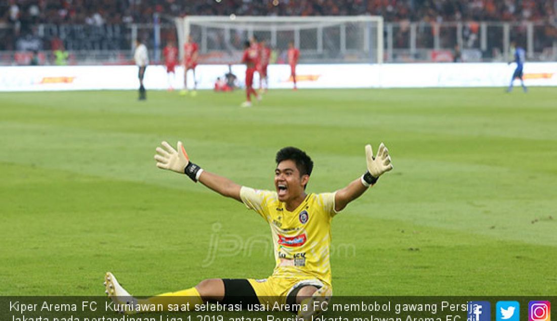 Kiper Arema FC Kurniawan saat selebrasi usai Arema FC membobol gawang Persija Jakarta pada pertandingan Liga 1 2019 antara Persija Jakarta melawan Arema FC di Stadion Utama Gelora Bung Karno, Jakarta, Sabtu (3/1). Persija Jakarta bermain imbang melawan Arema FC dengan skor 2-2. - JPNN.com