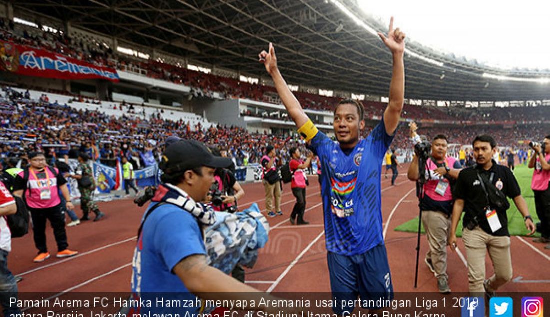 Pamain Arema FC Hamka Hamzah menyapa Aremania usai pertandingan Liga 1 2019 antara Persija Jakarta melawan Arema FC di Stadiun Utama Gelora Bung Karno, Jakarta, Sabtu (3/1). Persija Jakarta bermain imbang melawan Arema FC dengan skor 2-2. - JPNN.com