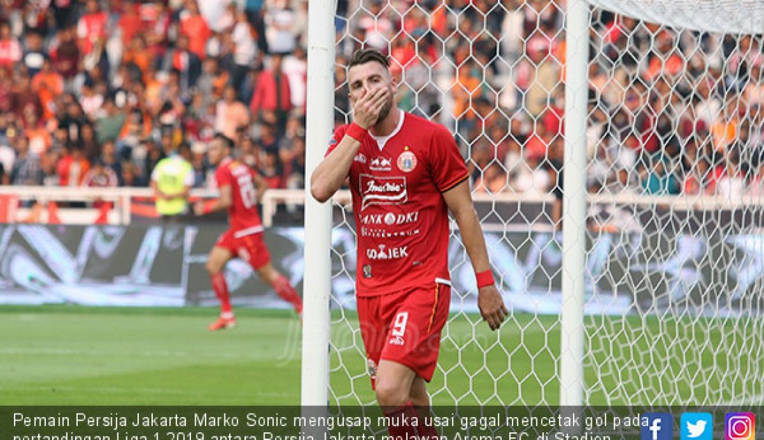 Pemain Persija Jakarta Marko Sonic mengusap muka usai gagal mencetak gol pada pertandingan Liga 1 2019 antara Persija Jakarta melawan Arema FC di Stadion Utama Gelora Bung Karno, Jakarta, Sabtu (3/1). Persija Jakarta bermain imbang melawan Arema FC dengan skor 2-2. - JPNN.com