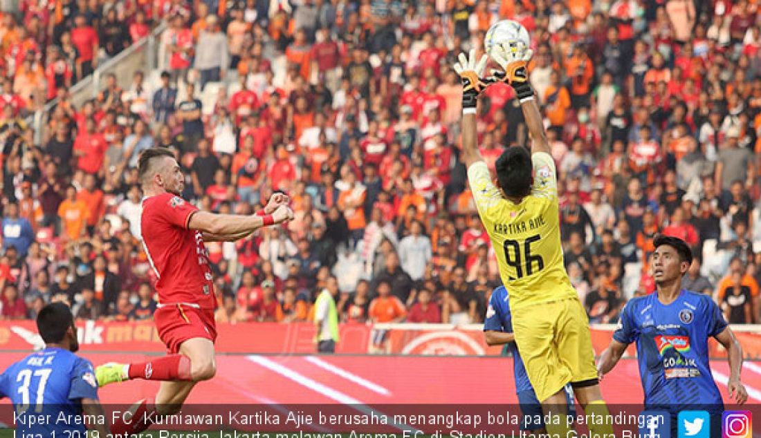 Kiper Arema FC Kurniawan Kartika Ajie berusaha menangkap bola pada pertandingan Liga 1 2019 antara Persija Jakarta melawan Arema FC di Stadion Utama Gelora Bung Karno, Jakarta, Sabtu (3/1). Persija Jakarta bermain imbang melawan Arema FC dengan skor 2-2. - JPNN.com