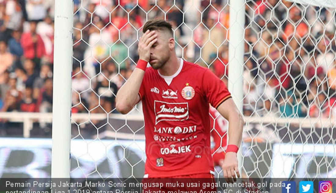 Pemain Persija Jakarta Marko Sonic mengusap muka usai gagal mencetak gol pada pertandingan Liga 1 2019 antara Persija Jakarta melawan Arema FC di Stadion Utama Gelora Bung Karno, Jakarta, Sabtu (3/1). Persija Jakarta bermain imbang melawan Arema FC dengan skor 2-2. - JPNN.com