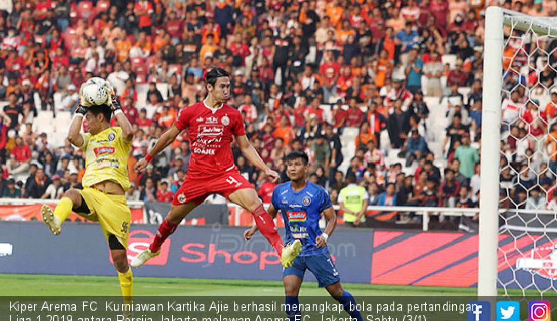 Kiper Arema FC Kurniawan Kartika Ajie berhasil menangkap bola pada pertandingan Liga 1 2019 antara Persija Jakarta melawan Arema FC, Jakarta, Sabtu (3/1). Persija harus berbagi angka dengan Arema FC 2-2. - JPNN.com