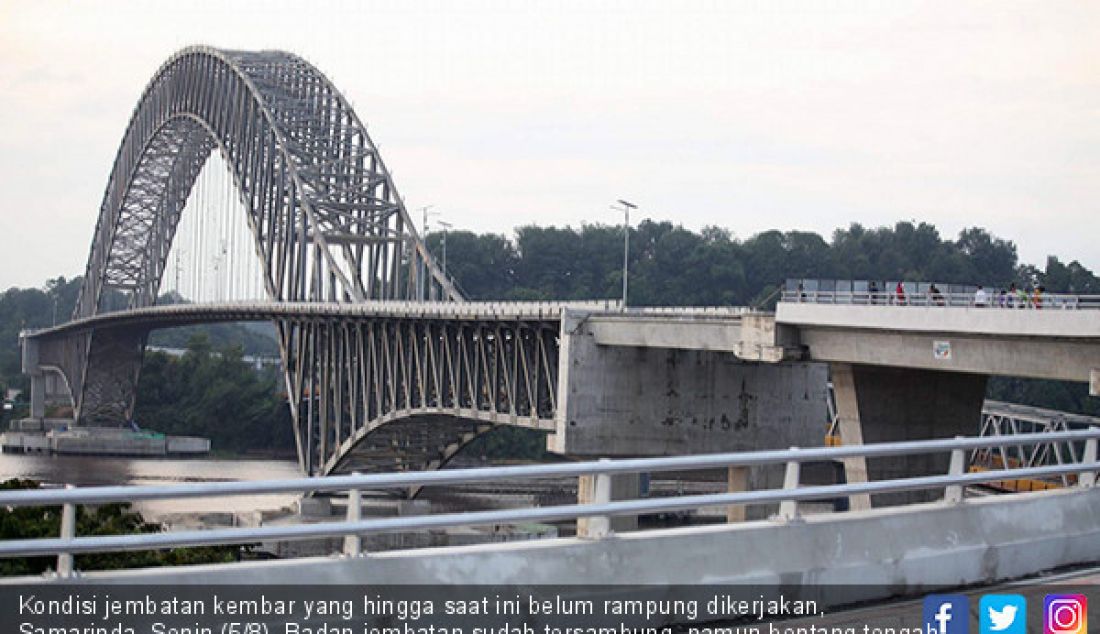 Kondisi jembatan kembar yang hingga saat ini belum rampung dikerjakan, Samarinda, Senin (5/8). Badan jembatan sudah tersambung, namun bentang tengah jembatan belum juga di cor dan masih berupa rangka. - JPNN.com