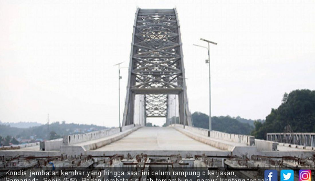 Kondisi jembatan kembar yang hingga saat ini belum rampung dikerjakan, Samarinda, Senin (5/8). Badan jembatan sudah tersambung, namun bentang tengah jembatan belum juga di cor dan masih berupa rangka. - JPNN.com