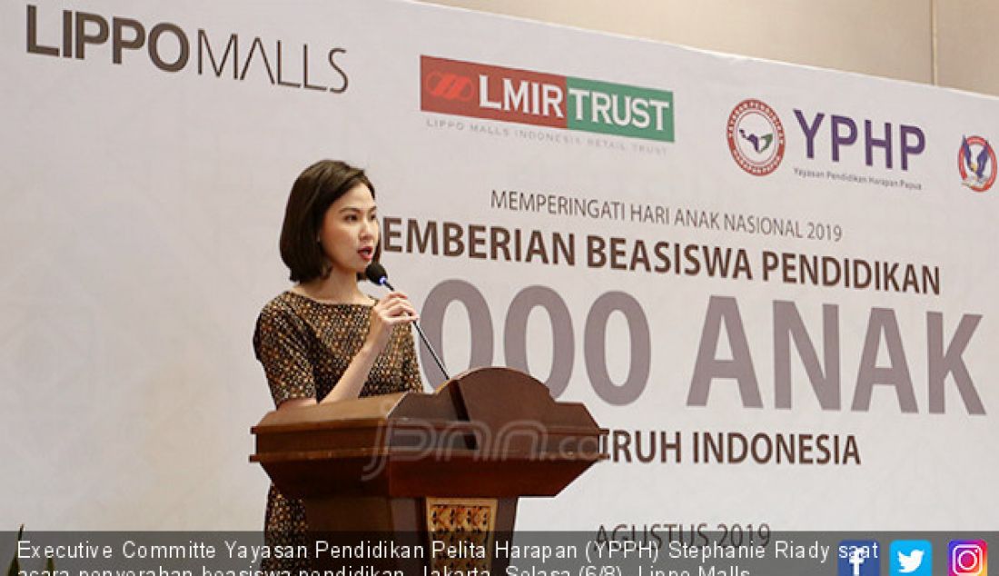 Executive Committe Yayasan Pendidikan Pelita Harapan (YPPH) Stephanie Riady saat acara penyerahan beasiswa pendidikan, Jakarta, Selasa (6/8). Lippo Malls Indonesia memberikan bantuan beasiswa pendidikan kepada 1.000 anak. - JPNN.com