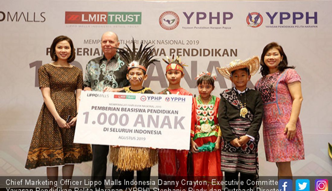 Chief Marketing Officer Lippo Malls Indonesia Danny Crayton, Executive Committe Yayasan Pendidikan Pelita Harapan (YPPH) Stephanie Riady dan Outreach Director YPPH Nursari Dewi Lugito menyerahkan beasiswa pendidikan. - JPNN.com