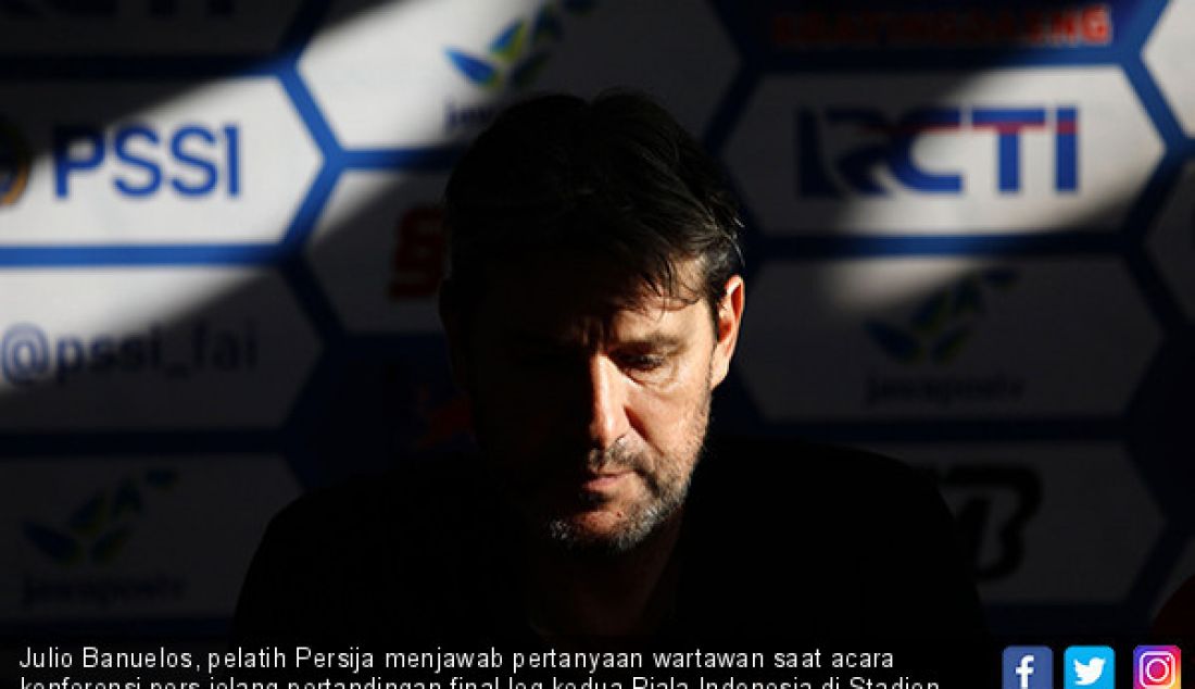 Julio Banuelos, pelatih Persija menjawab pertanyaan wartawan saat acara konferensi pers jelang pertandingan final leg kedua Piala Indonesia di Stadion Andi Mattalatta, Makassar, Senin (5/8). - JPNN.com