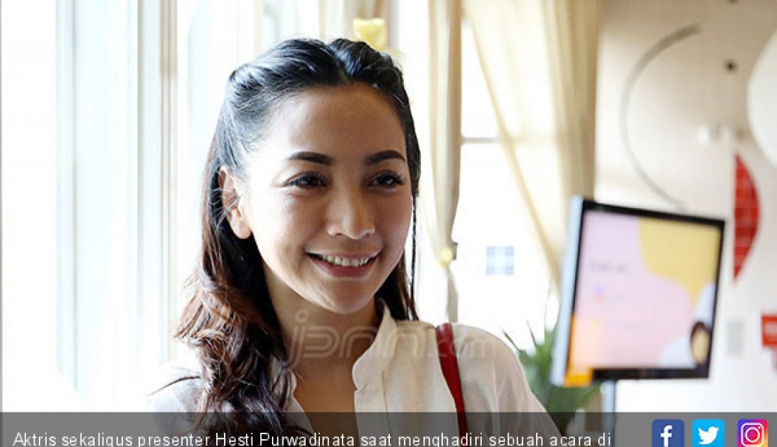 Aktris sekaligus presenter Hesti Purwadinata saat menghadiri sebuah acara di Jakarta, Rabu (7/8). - JPNN.com