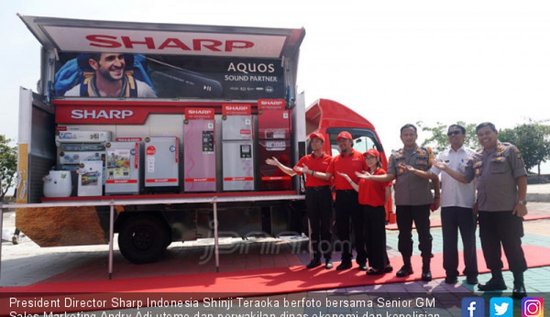 President Director Sharp Indonesia Shinji Teraoka berfoto bersama Senior GM Sales Marketing Andry Adi utomo dan perwakilan dinas ekonomi dan kepolisian Jakarta Utara sebelum melepas truk - JPNN.com
