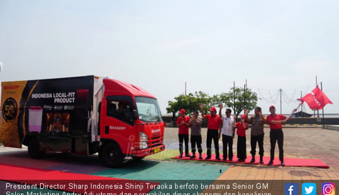President Director Sharp Indonesia Shinji Teraoka berfoto bersama Senior GM Sales Marketing Andry Adi utomo dan perwakilan dinas ekonomi dan kepolisian Jakarta Utara sebelum melepas truk - JPNN.com