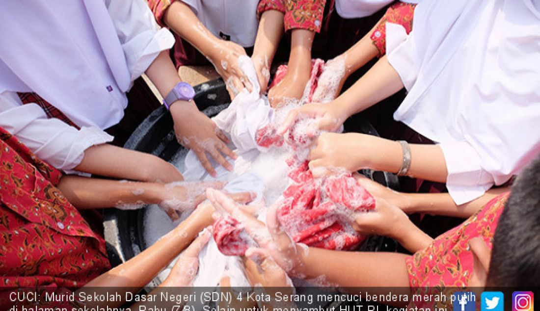 CUCI: Murid Sekolah Dasar Negeri (SDN) 4 Kota Serang mencuci bendera merah putih di halaman sekolahnya, Rabu (7/8). Selain untuk menyambut HUT RI, kegiatan ini juga untuk menumbuhkan sikap peduli dan nasionalisme. - JPNN.com