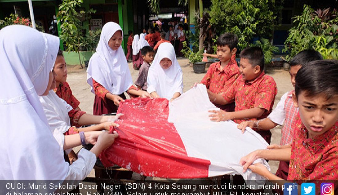 CUCI: Murid Sekolah Dasar Negeri (SDN) 4 Kota Serang mencuci bendera merah putih di halaman sekolahnya, Rabu (7/8). Selain untuk menyambut HUT RI, kegiatan ini juga untuk menumbuhkan sikap peduli dan nasionalisme. - JPNN.com