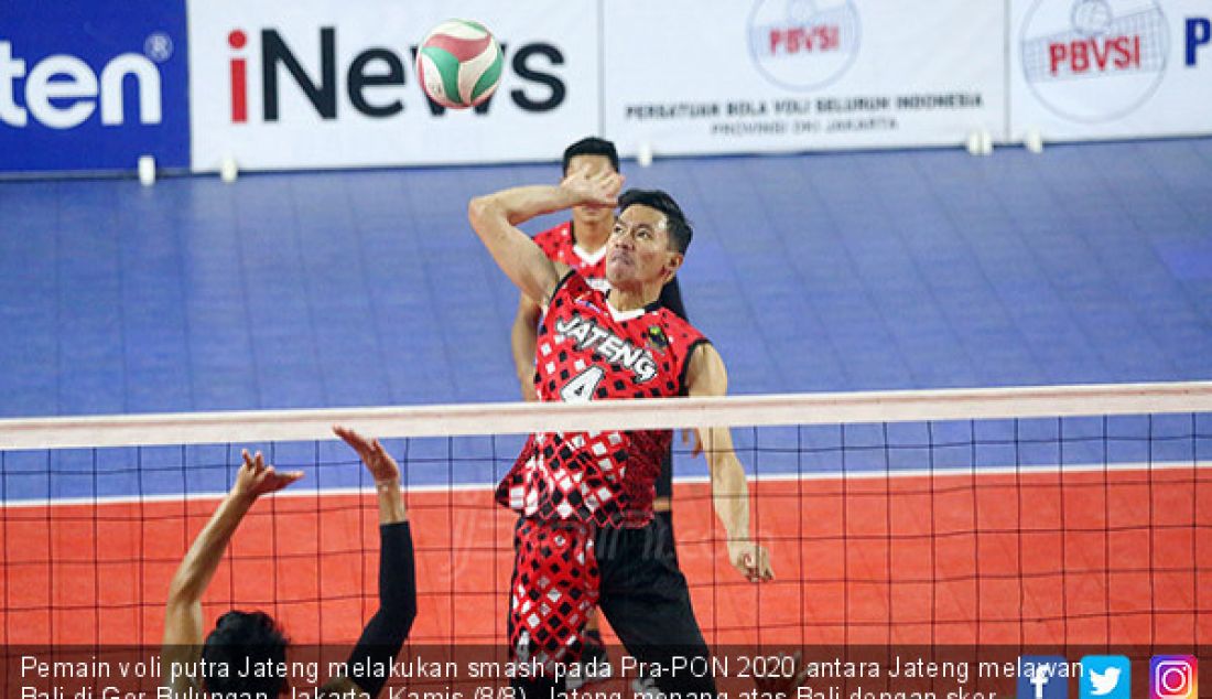 Pemain voli putra Jateng melakukan smash pada Pra-PON 2020 antara Jateng melawan Bali di Gor Bulungan, Jakarta, Kamis (8/8). Jateng menang atas Bali dengan skor 3-0. - JPNN.com
