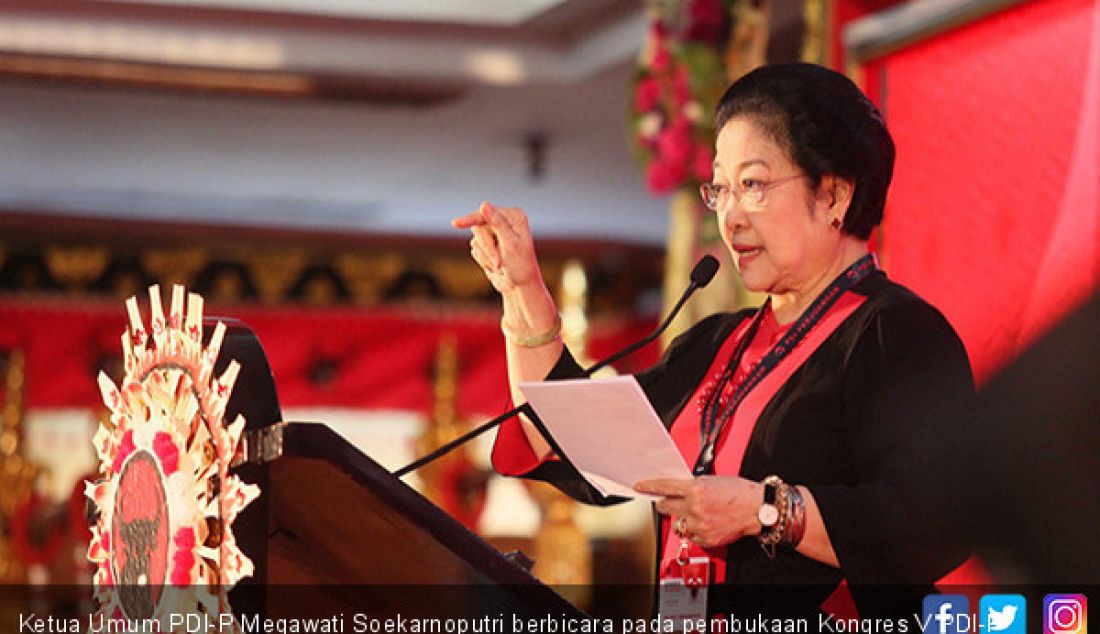 Ketua Umum PDI-P Megawati Soekarnoputri berbicara pada pembukaan Kongres V PDI-P di Hotel Grand Inna Bali Beach, Kamis (8/8). - JPNN.com