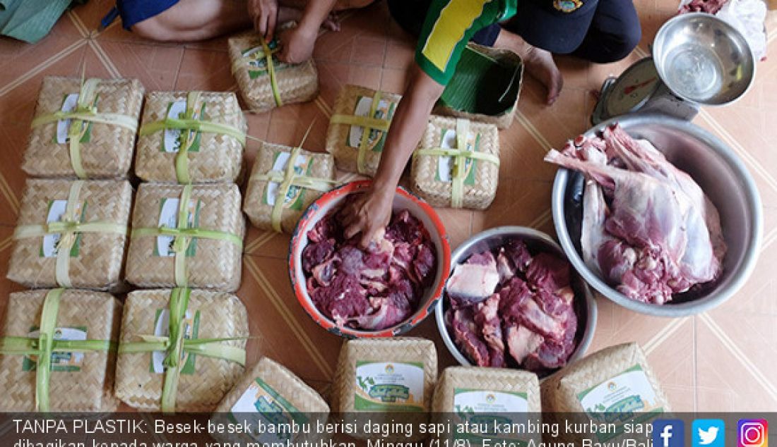 TANPA PLASTIK: Besek-besek bambu berisi daging sapi atau kambing kurban siap dibagikan kepada warga yang membutuhkan, Minggu (11/8). - JPNN.com