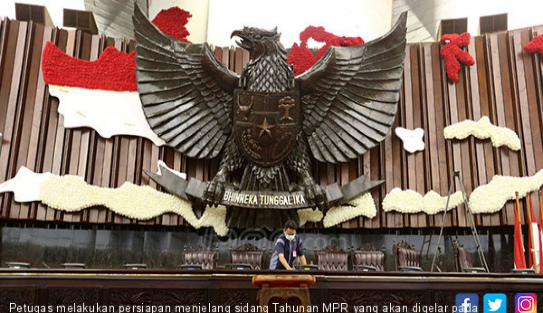 Petugas melakukan persiapan menjelang sidang Tahunan MPR yang akan digelar pada tanggal 16 Agustus 2019, Jakarta, Senin (12/8). - JPNN.com