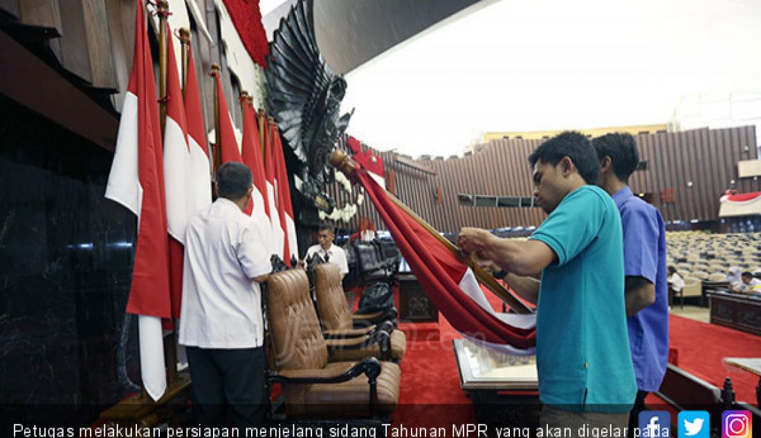 Petugas melakukan persiapan menjelang sidang Tahunan MPR yang akan digelar pada tanggal 16 Agustus 2019, Jakarta, Senin (12/8). - JPNN.com