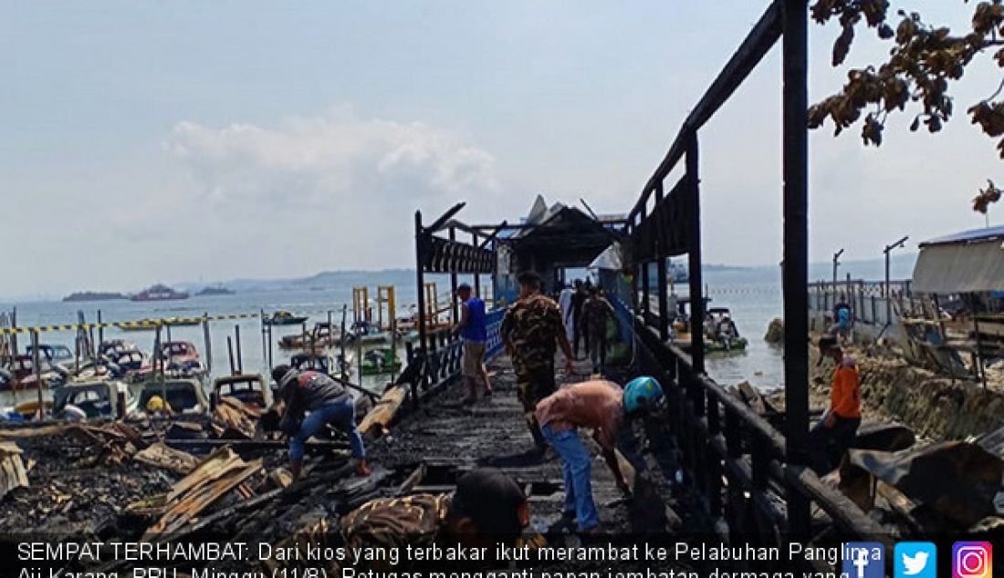 SEMPAT TERHAMBAT: Dari kios yang terbakar ikut merambat ke Pelabuhan Panglima Aji Karang, PPU, Minggu (11/8). Petugas mengganti papan jembatan dermaga yang terbakar. - JPNN.com