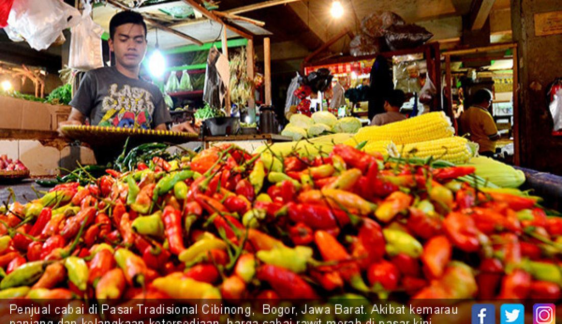 Penjual cabai di Pasar Tradisional Cibinong, Bogor, Jawa Barat. Akibat kemarau panjang dan kelangkaan ketersediaan, harga cabai rawit merah di pasar kini tembus Rp. 100.000 per-kilogram. - JPNN.com
