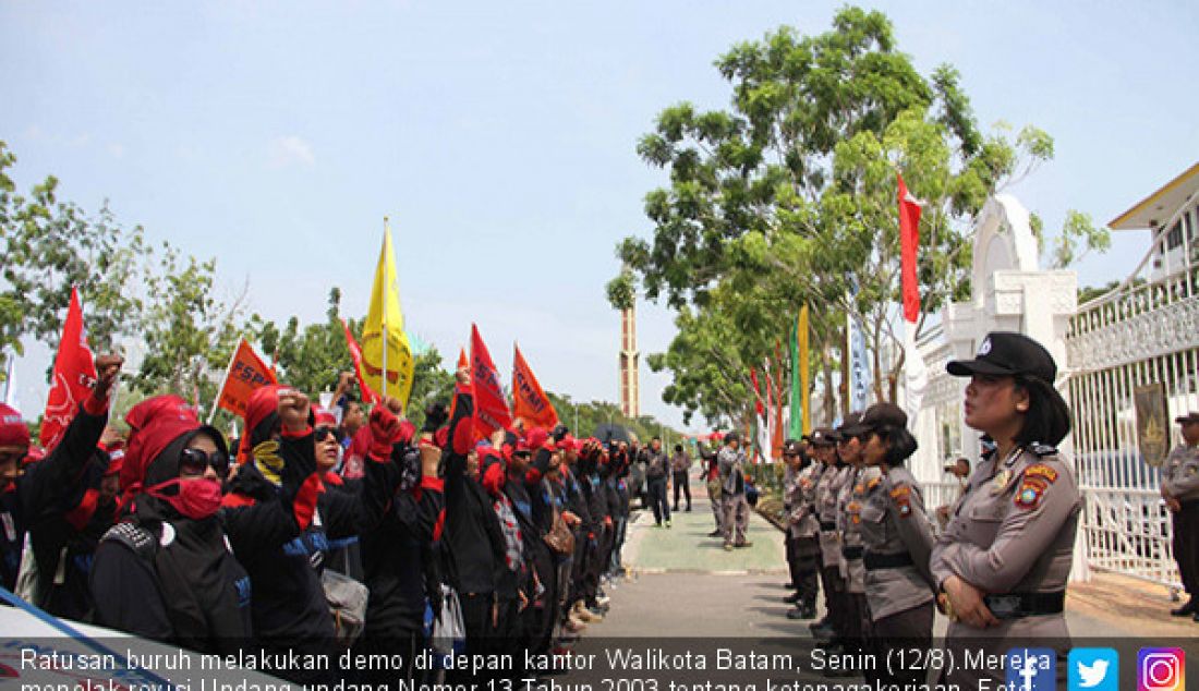 Ratusan buruh melakukan demo di depan kantor Walikota Batam, Senin (12/8).Mereka menolak revisi Undang-undang Nomor 13 Tahun 2003 tentang ketenagakerjaan. - JPNN.com