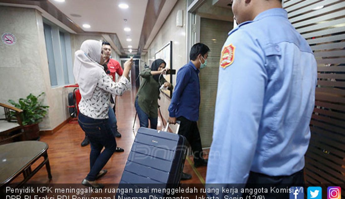 Penyidik KPK meninggalkan ruangan usai menggeledah ruang kerja anggota Komisi VI DPR RI Fraksi PDI Perjuangan I Nyoman Dharmantra, Jakarta, Senin (12/8). Penggeledahan KPK terkait kuota impor bawang putih tahun 2019. - JPNN.com