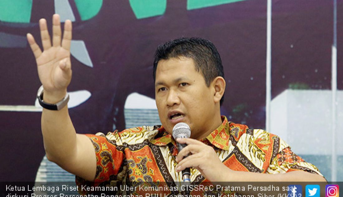 Ketua Lembaga Riset Keamanan Uber Komunikasi CISSReC Pratama Persadha saat diskusi Progres Percepatan Pengesahan RUU Keamanan dan Ketahanan Siber (KKS)?, Jakarta, Selasa (13/8). - JPNN.com