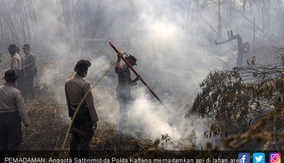 PEMADAMAN: Anggota Satbrimobda Polda Kalteng memadamkan api di lahan area Bandara Tjilik Riwut, Senin (12/8). - JPNN.com