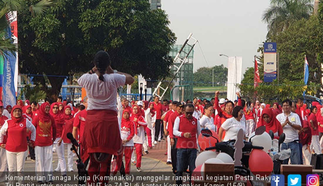 Kementerian Tenaga Kerja (Kemenaker) menggelar rangkaian kegiatan Pesta Rakyat Tri Partiit untuk perayaan HUT ke-74 RI di kantor Kemenaker, Kamis (15/8). Menaker Hanif Dakhiri tampak antusias mengikuti. - JPNN.com