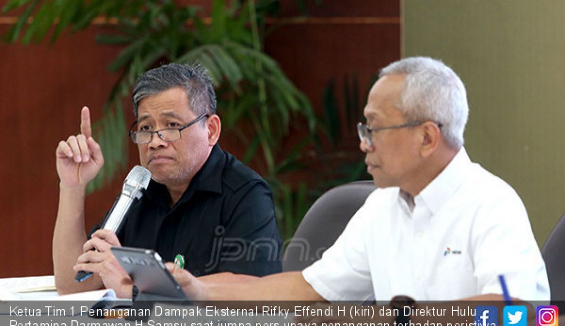 Ketua Tim 1 Penanganan Dampak Eksternal Rifky Effendi H (kiri) dan Direktur Hulu Pertamina Darmawan H Samsu saat jumpa pers upaya penanganan terhadap peristiwa di Anjungan YYA-1 PHE ONWJ di Laut Jawa, Jakarta, Kamis (15/8). - JPNN.com