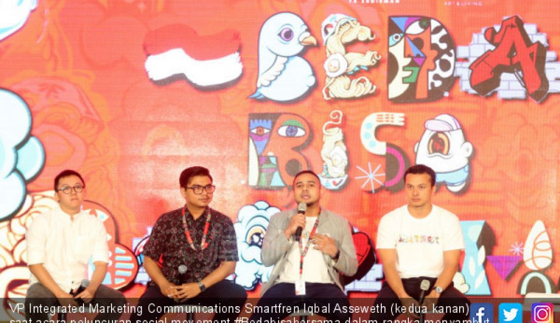 VP Integrated Marketing Communications Smartfren Iqbal Asseweth (kedua kanan) saat acara peluncuran social movement #Bedabisabersama dalam rangka menyambut HUT Kemerdekaan RI, Jakarta, Kamis (15/8). - JPNN.com
