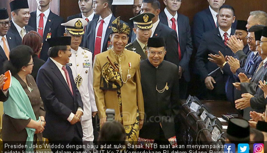 Presiden Joko Widodo dengan baju adat suku Sasak NTB saat akan menyampaikan pidato kenegaraan dalam rangka HUT Ke-74 Kemerdekaan RI dalam Sidang Bersama DPD-DPR, Jakarta, Jumat (16/8). Foto : Ricardo/JPNN.com - JPNN.com