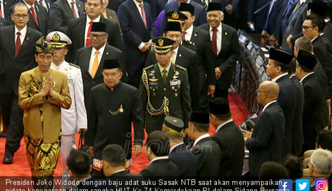 Presiden Joko Widodo dengan baju adat suku Sasak NTB saat akan menyampaikan pidato kenegaraan dalam rangka HUT Ke-74 Kemerdekaan RI dalam Sidang Bersama DPD-DPR, Jakarta, Jumat (16/8). Foto : Ricardo/JPNN.com - JPNN.com