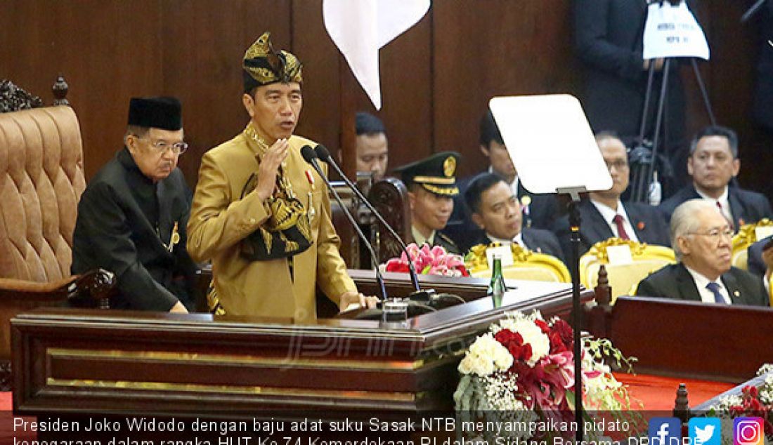 Presiden Joko Widodo dengan baju adat suku Sasak NTB menyampaikan pidato kenegaraan dalam rangka HUT Ke-74 Kemerdekaan RI dalam Sidang Bersama DPD-DPR, Jakarta, Jumat (16/8). Foto : Ricardo/JPNN.com - JPNN.com