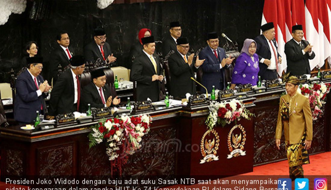 Presiden Joko Widodo dengan baju adat suku Sasak NTB saat akan menyampaikan pidato kenegaraan dalam rangka HUT Ke-74 Kemerdekaan RI dalam Sidang Bersama DPD-DPR, Jakarta, Jumat (16/8). Foto : Ricardo/JPNN.com - JPNN.com