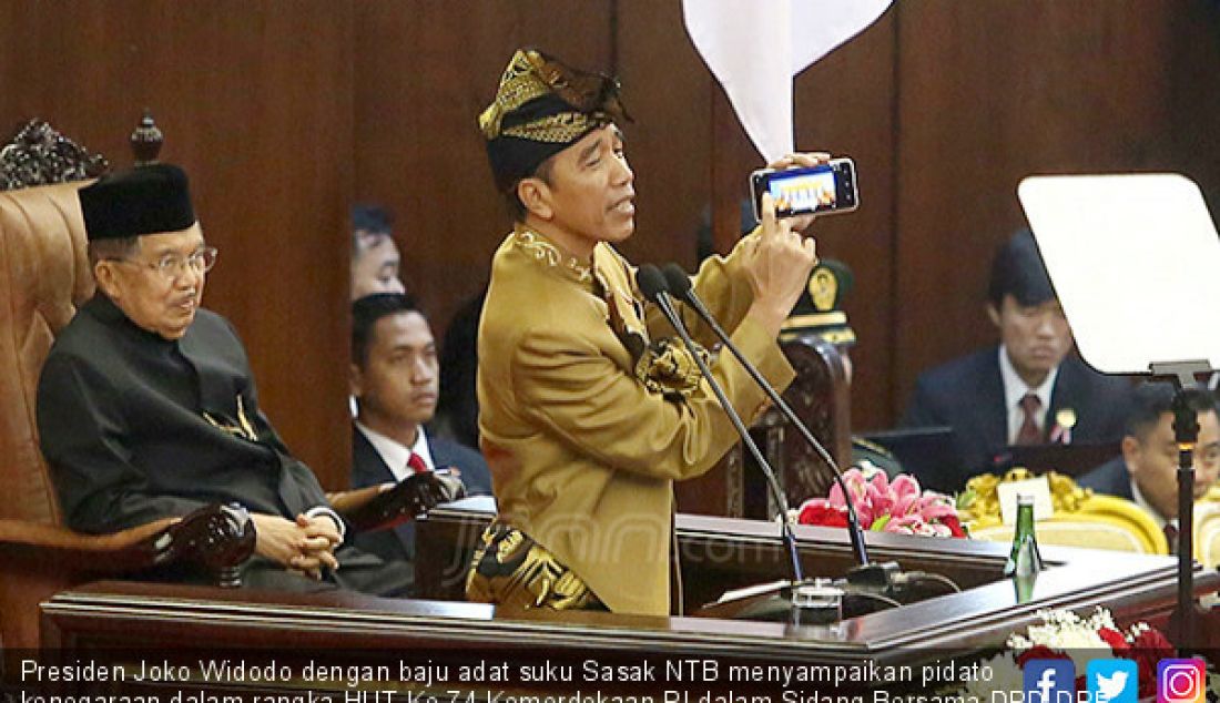 Presiden Joko Widodo dengan baju adat suku Sasak NTB menyampaikan pidato kenegaraan dalam rangka HUT Ke-74 Kemerdekaan RI dalam Sidang Bersama DPD-DPR, Jakarta, Jumat (16/8). Foto : Ricardo/JPNN.com - JPNN.com