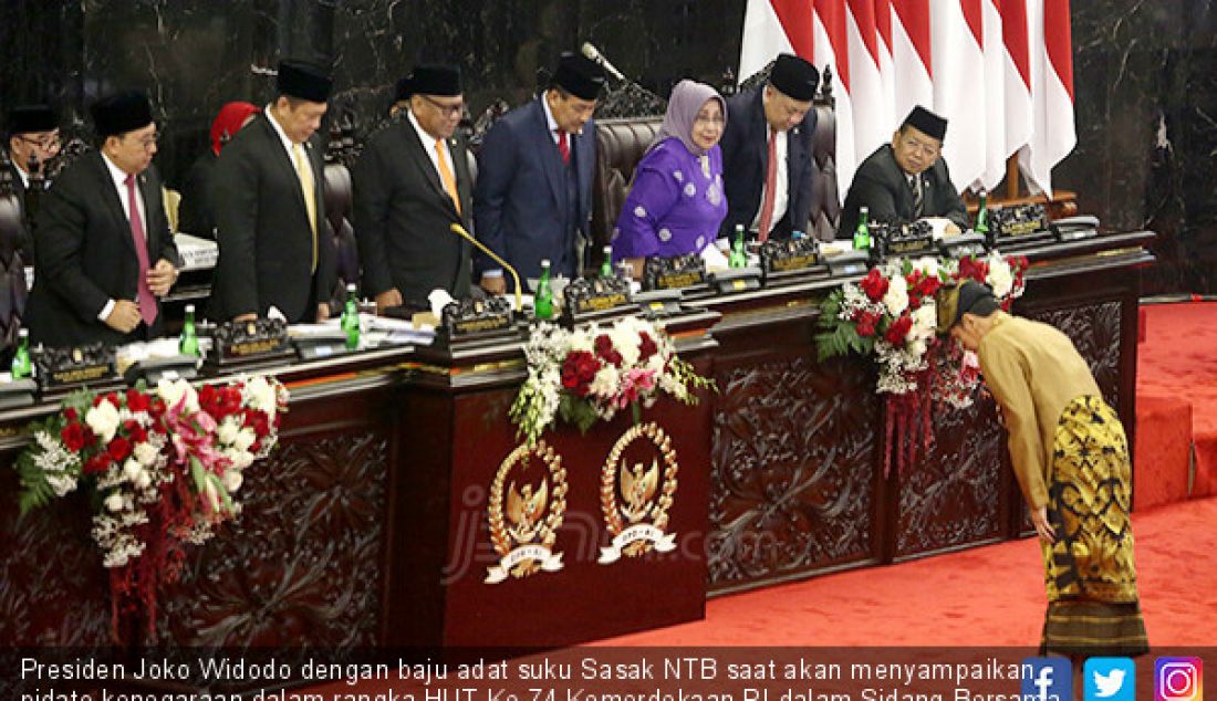 Presiden Joko Widodo dengan baju adat suku Sasak NTB saat akan menyampaikan pidato kenegaraan dalam rangka HUT Ke-74 Kemerdekaan RI dalam Sidang Bersama DPD-DPR, Jakarta, Jumat (16/8). Foto : Ricardo/JPNN.com - JPNN.com